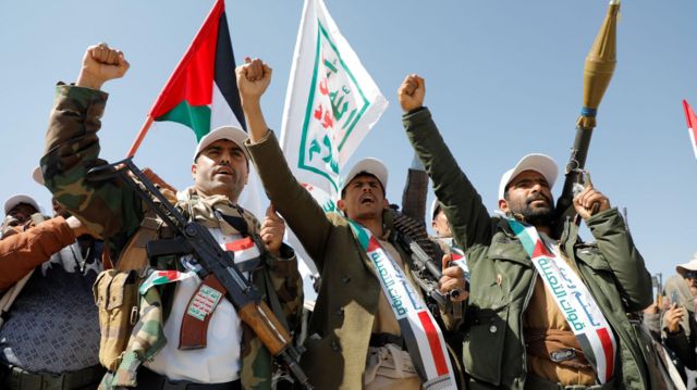 Новобранцы народной армии хуситов на параде в Йемене 20 декабря 2023 года