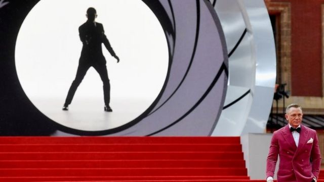 007电影《无暇赴死》伦敦首映式,演员丹尼·克雷格在海报前