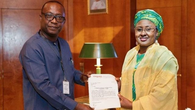 Matar Shugaban Najeriya, Aisha Buhari yayin da jaridar Vanguard ta zabe ta gwarzuwar shekarar 2017, lokacin da wadansu manyan shugabannin kafar yada labaran suka kai mata ziyara a fadar shugaban kasa da ke Abuja ranar Litinin.