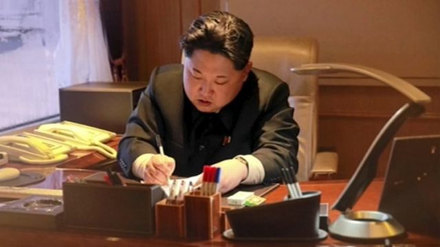 ロケット発射の命令に署名する金正恩第1書記