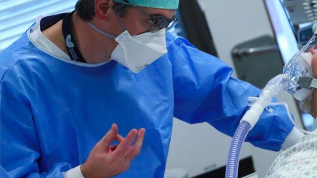 Un trabajador médico atendiendo a un paciente entubado en Amberes, Bélgica.