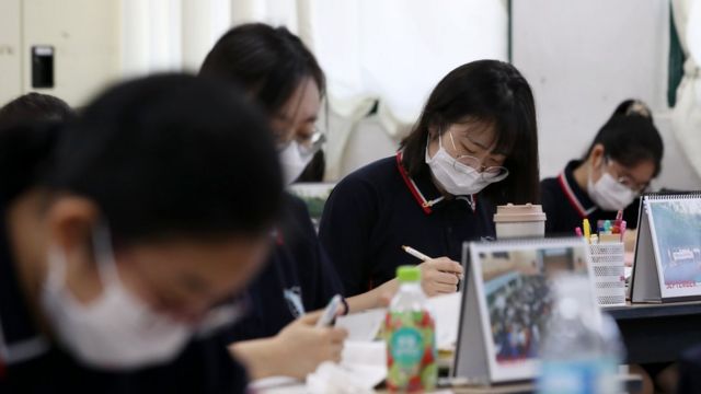대학수학능력시험을 100일 앞둔 25일 오전 울산시 남구 삼일여자고등학교 3학년 교실에서 수험생들이 자율학습을 하고 있다