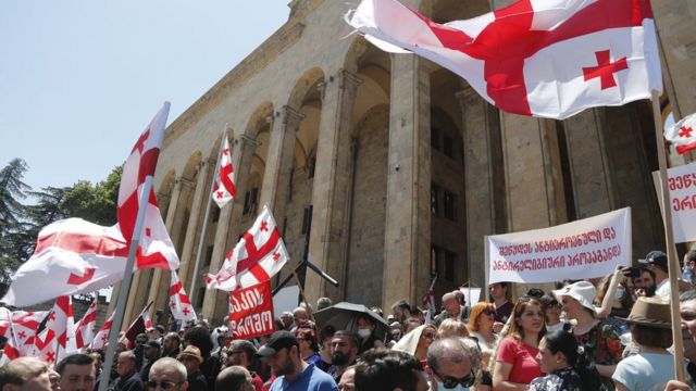 Aşırı sağcılar Gürcistan bayraklarıyla gittikleri Parlamento önünde de bir eylem yaptı