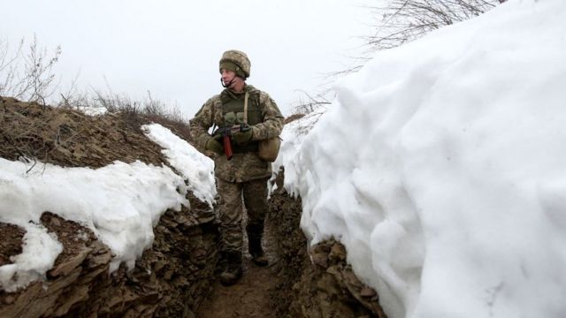 جندي من القوات العسكرية الأوكرانية على خط المواجهة مع الانفصاليين المدعومين من روسيا، قرب قرية لوغانسك في منطقة دونيتسك في 11 يناير/كانون أول 2022