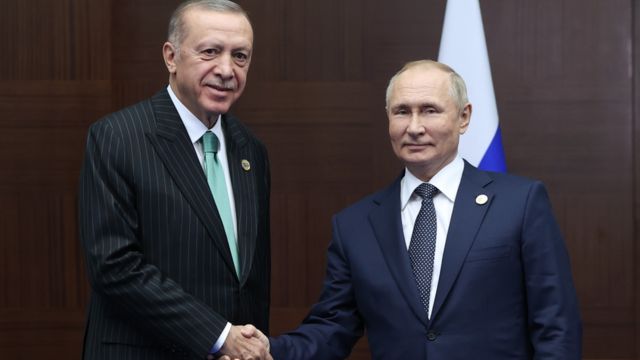 Le président turc Erdogan serre la main du président russe Poutine 