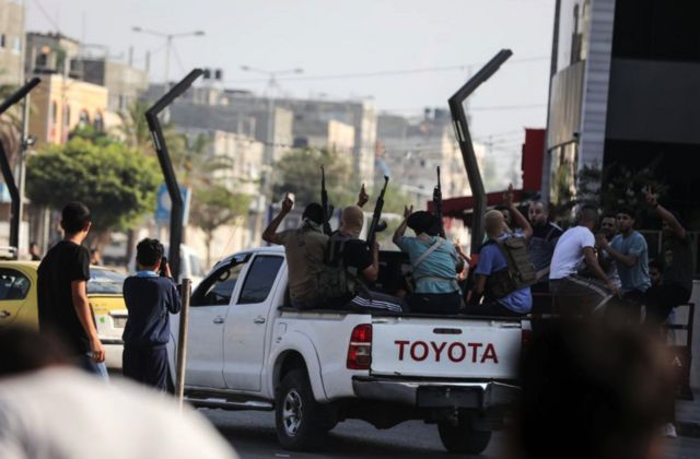 جنگجویان حماس بعد از حمله به سوی مناطقی در نوار غزه در حال حرکت هستند