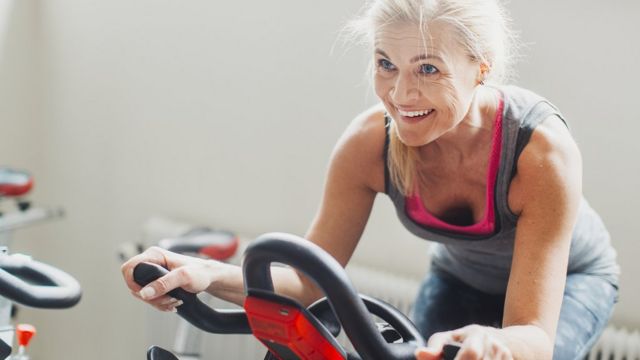 Mujer sonriendo y haciendo ejercicio