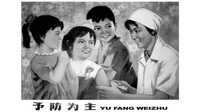 Propaganda chinesa mostra família se vacinando em uma ilustração