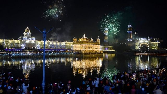 भारतको अमृतसरस्थित गोल्डन टेम्पलमा आतसबाझी हेर्दै भक्तजनहरू