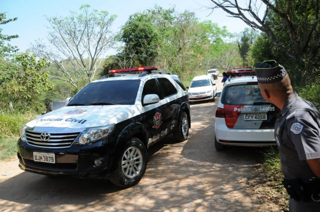 Carros da polícia em fazenda