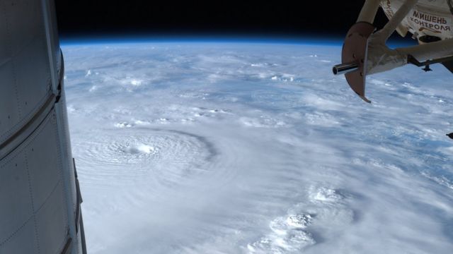 ภาพจากดาวเทียมของพายุไต้ฝุ่นโบพา ที่สร้างความเสียหายในประเทศฟิลิปปินส์เมื่อปี 2012