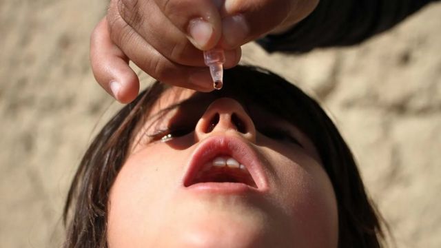 Criança afegã recebe vacina contra a pólio