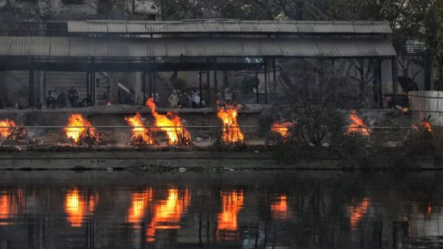 Piras funerarias encendidas en un crematorio de la ciudad de Lucknow, una de las más afectadas en India