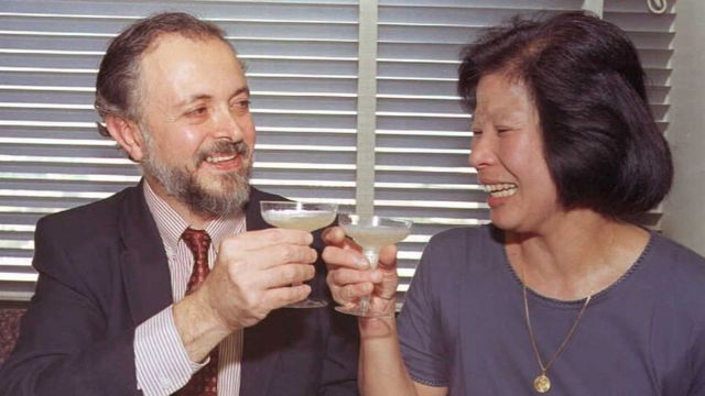 Mario Molina brinda con su esposa Luisa después de conocerse que ganó el Premio Nobel de Química en 1995.