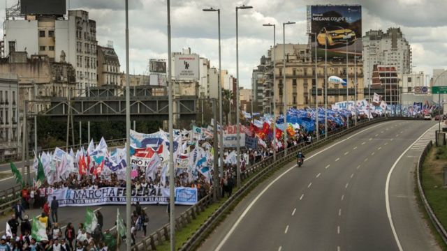 Millones de Argentina han realizado multitudinarias protestas en contra de Macri durante el llamado "tarifazo".