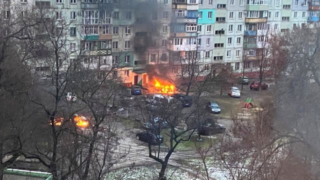 حريق في ماريوبول بعد أن شنت روسيا عملية عسكرية واسعة النطاق ضد أوكرانيا