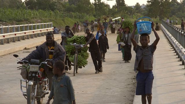 Des habitants de l'est de la RDC quittent leur lieu d'habitation à cause des rebelles ougandais de l'ADF, en juin 2013.