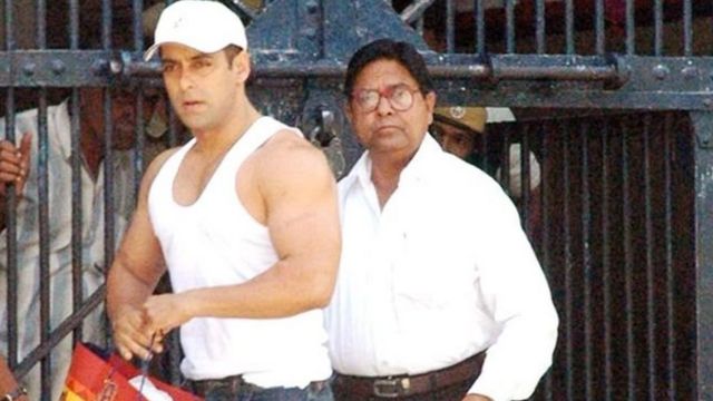 राजस्थान की जोधपुर जेल से बाहर आते अभिनेता सलमान ख़ान.