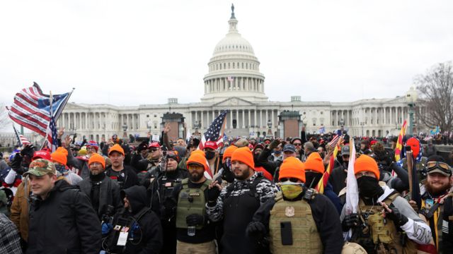 Miembros de los Proud Boys durante la manifestación previa al asalto al Capitolio.