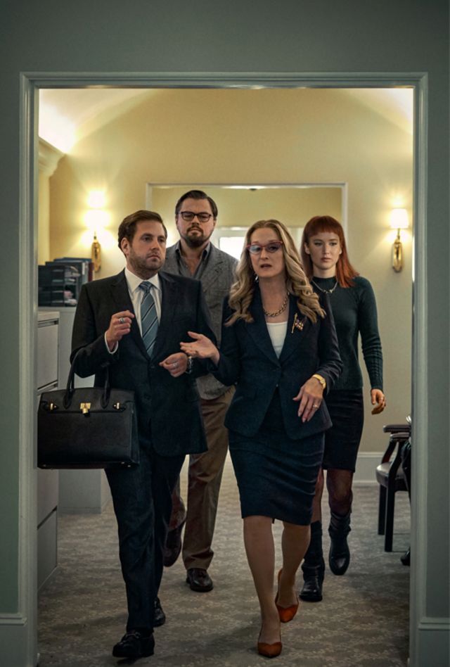 Die Schauspieler Meryl Streep, Leonardo DiCaprio, Jennifer Lawrence und Johan Hill in einer Szene aus dem Film Don't Look Up.