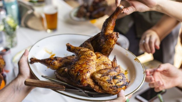 Es bueno comer el pollo con piel? y otras preguntas sobre la carne más  consumida del mundo - BBC News Mundo