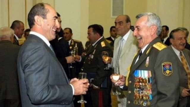 Ermənistanın sabiq prezidenti Robert Koçaryan (solda)
