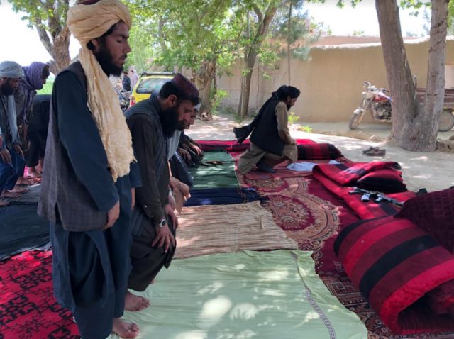 Combatentes do Taleban rezando