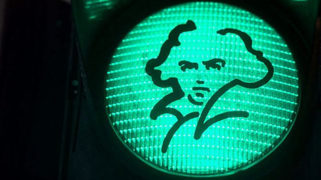 Un semáforo verde con el retrato de Beethoven en Bonn, durante la celebración del 250 aniversario de su nacimiento.