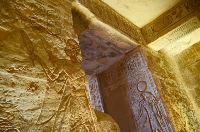 Підсвічені єгипетські фрески на кам’яній стіні