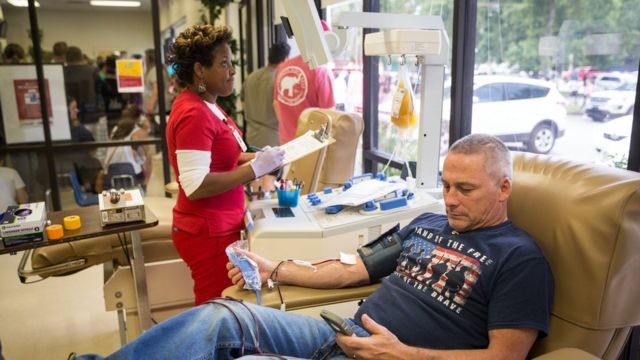 Una flebotomista monitorea a un donante de sangre, en el centro OneBlood de Orlando.