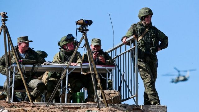 Soldados realizando ejercicios militares en la península ucraniana de Crimea.
