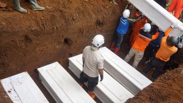 Proses penguburan massal korban Tohari.