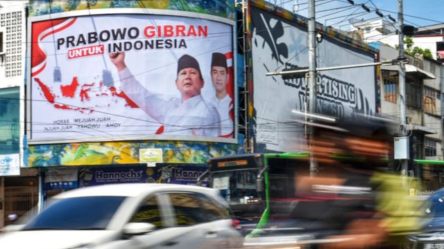 Sejumlah kendaraan melintas di dekat baliho bergambar Ketua Umum Partai Gerindra Prabowo Subianto dan Wali Kota Solo Gibran Rakabuming Raka di Jalan Pemuda, Kota Medan, Sumatera Utara, Minggu (15/10).