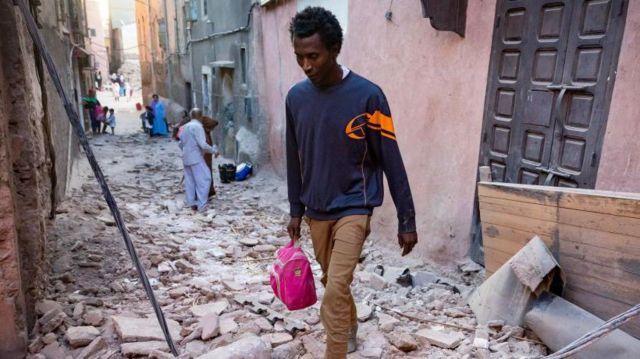 Hombre camina entre los escombros de Marrakesh.