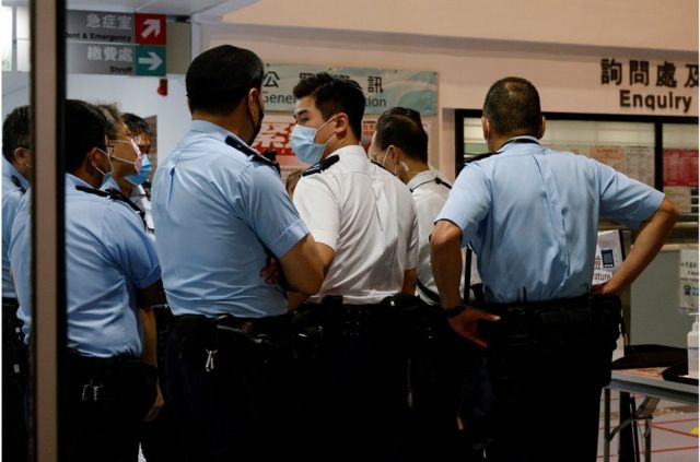 A man was taken to hospital after being suspected of stabbing a policeman in Causeway Bay. The picture shows a police officer entering the hospital.