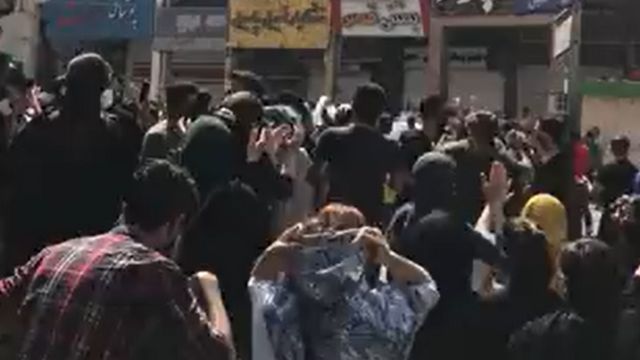 تصاویر اعتراض‌های اهواز نشان می‌دهد که در این شهر قبل از تاریکی هوا تظاهرات آغاز شده است