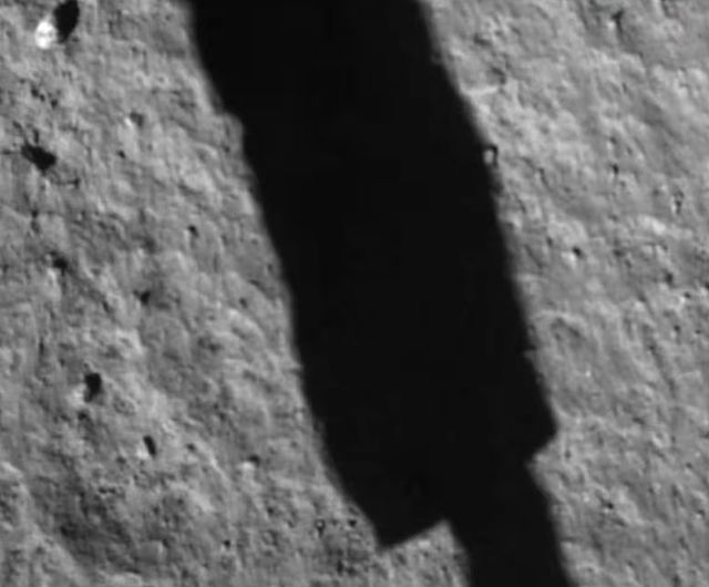 سایه یکی از پایه های واحد فرود بر ماه