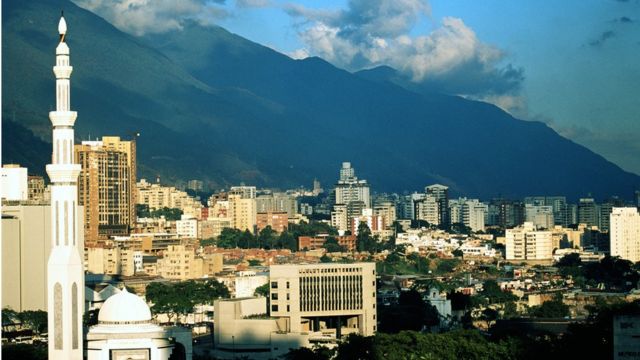 Vista de Caracas con la cordillera del Ávila al fondo.