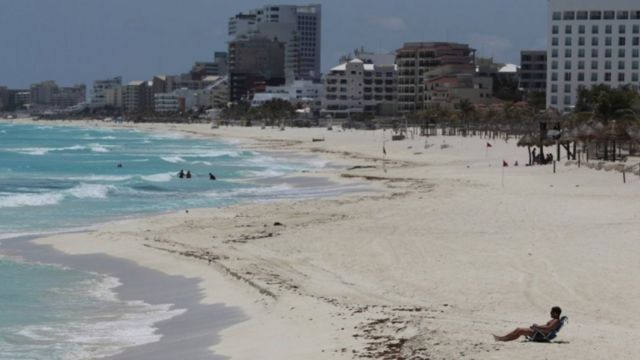 Beira do mar e faixa de areia vazia em praia de Cancún