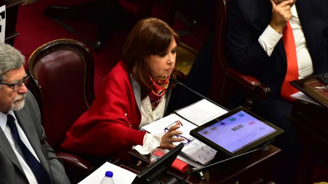 Cristina Fernández de Kirchner en su banca del Senado