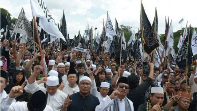 Adhyaksa Dault memandang bahwa pada 2013, HTI hanyalah organisasi dakwah; dan dirinya tidak setuju dengan sistem khilafah yang menggantikan Pancasila sebagai dasar negara.