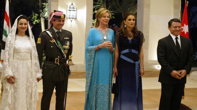 Jordan's King Abdullah II, his wife Queen Raniathe bride, attend the royal wedding on May 27, 2004 in Amman, Jordan