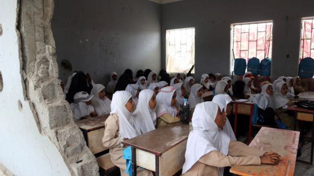 Des étudiants yéménites étudient dans une salle de classe de la ville portuaire yéménite d'Hodeidah, le 15 mars 2016, endommagée par le conflit en cours entre la coalition arabe dirigée par les Saoudiens et les rebelles chiites huthis.