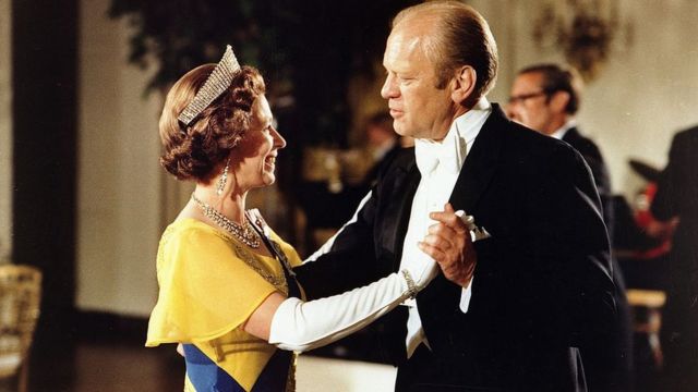 Королева танцует в Белом доме с президентом Фордом