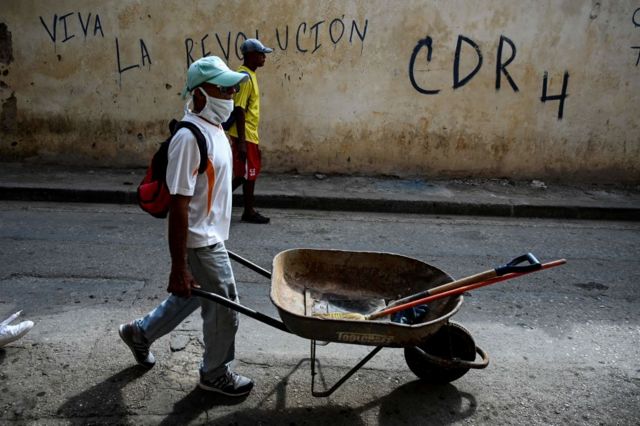 Hombre con carretilla en La Habana