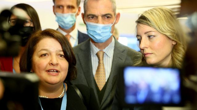 Yevheniia Filipenko, embajadora de Ucrania ante la ONU, junto a la canciller de Canadá, Melanie Joly.