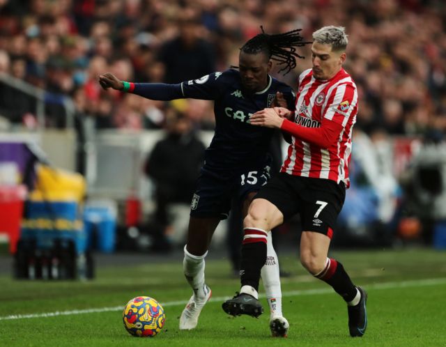 Sergi Canos challenges Bertrand Traore for the ball