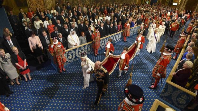 الملكة إليزابيث والأمير فيليب في افتتاح البرلمان عام 2016