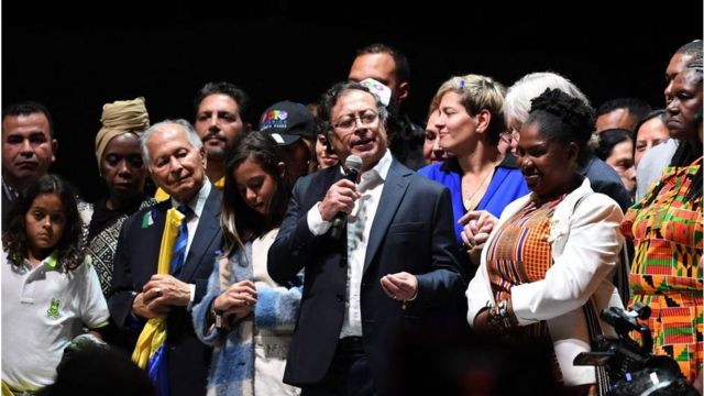 Gustavo Petro y Francia Márquez junto a familiares y políticos del Pacto Histórico en el acto de triunfo de las elecciones en Colombia.