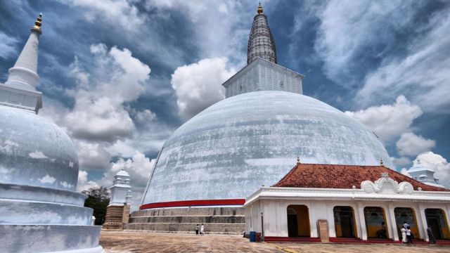 Khám phá vẻ đẹp thiêng liêng và trang nghiêm của cổng thiêng Sri Lanka thông qua những hình ảnh phong cảnh đẹp tuyệt vời. Hãy cho bản thân được lạc vào không gian yên bình và tâm trí được đền đáp trong những hình ảnh của chúng.